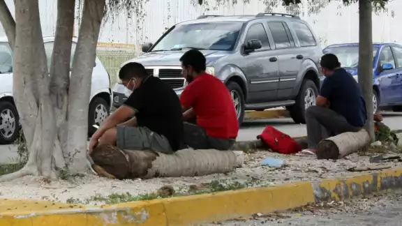 Esperan afuera del hospital que sus familiares logren vencer al COVID-19 Esperan afuera del hospital que sus familiares logren vencer al COVID-19