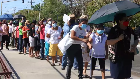 Abuelitos hicieron fila desde tempranas horas de este sábado en el Tecnológico de Mérida Abuelitos hicieron fila desde tempranas horas de este sábado en el Tecnológico de Mérida