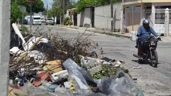 Habitantes de colonias del Sur han externado su malestar cerrando las calles al tránsito Habitantes de colonias del Sur han externado su malestar cerrando las calles al tránsito
