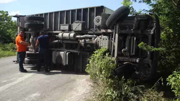 Camión se vuelca sobre la autopista cerca de la colonia Tres Reyes Camión se vuelca sobre la autopista cerca de la colonia Tres Reyes