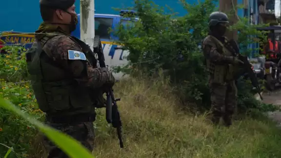 Soldados guatemaltecos armados resguardan la frontera con México