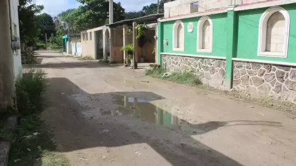 De acuerdo a los pobladores a dicha arteria solo le echaron chapopote una vez y la entregaron como obra concluída De acuerdo a los pobladores a dicha arteria solo le echaron chapopote una vez y la entregaron como obra concluída