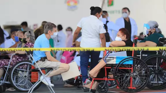 Los abuelitos deberán esperar nuevamente para ser inoculados Los abuelitos deberán esperar nuevamente para ser inoculados