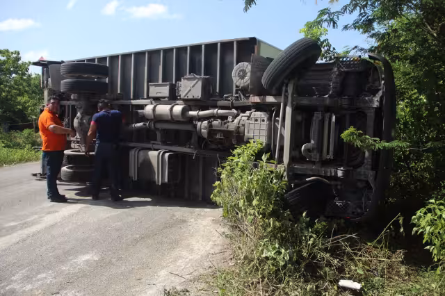 Camión se vuelca sobre la autopista cerca de la colonia Tres Reyes