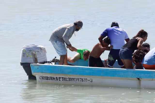 Al darse cuenta de lo que pasaba, un hombre y una mujer nadaron hasta los menores