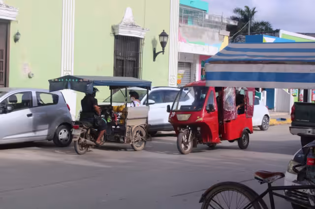El mototaxista Jesús Manuel Yeh, aseguró que menos de 238 transportistas de todo el municipio cuentan con tarjetón y licencia oficial