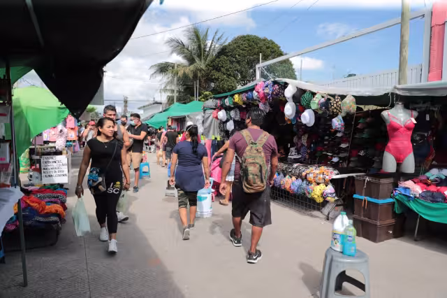 En un recorrido dado por el Tianguis de la 100 se pudo indagar que armar un outfit no puede ser ni caro ni difícil