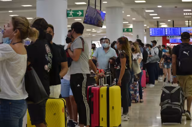 Muchos turistas pagan de impuestos más de lo que cuesta un pasaje en avión a Cancún