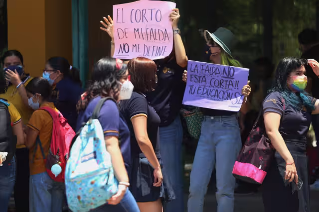 Estudiantes de la Prepa 2 opinan que el uso de la prenda larga es obsoleto, actualmente en 2022.