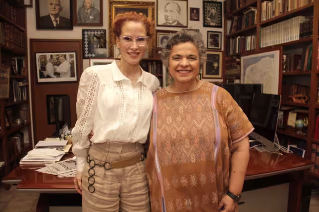 Beatriz Paredes, aspirante del Frente Amplio por México, visitó las instalaciones de POR ESTO!