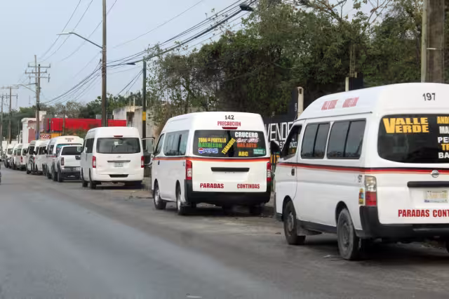 Combis estacionadas en espacios prohibidos