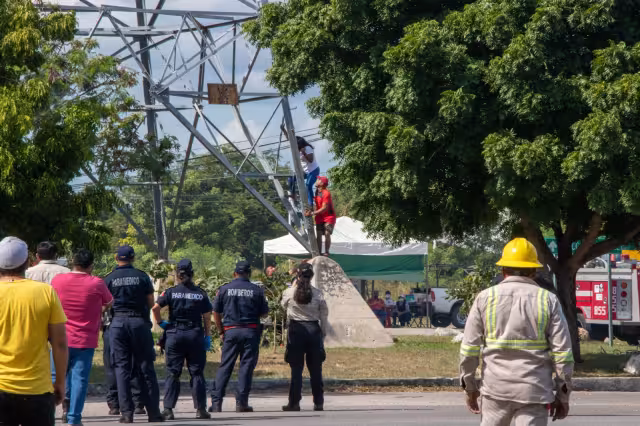 Integrantes del grupo de rescate hicieron todo lo posible para
evitar la caída desde casi 40 metros de altura de la joven ayer.