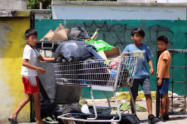 Algunos niños trabajan para apoyar en la economía familiar
