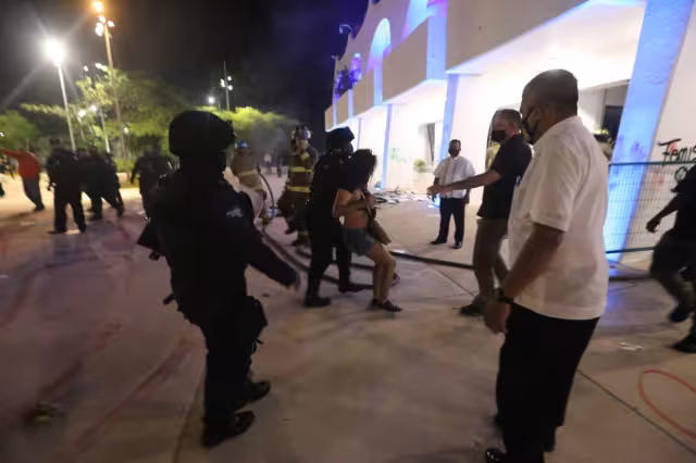Elementos de la Policía Municipal en Cancún cometieron uso excesivo de la fuerza pública contra manifestantes del 9N