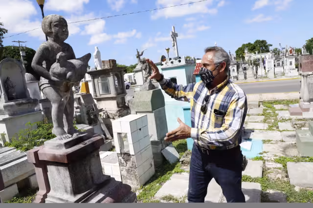 Rivero Canto dijo que la puesta en marcha del panteón en 1821 se consideró una medida impopular, pues la gente con recursos solía enterrarse en las iglesias