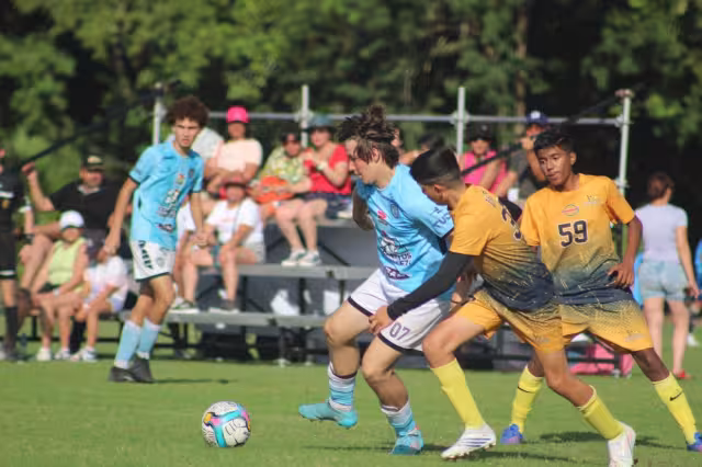 Un total de 51 equipos de seis naciones como Estados Unidos, Canadá, Colombia, Costa Rica, Guatemala y el anfitrión México entraron en acción este jueves