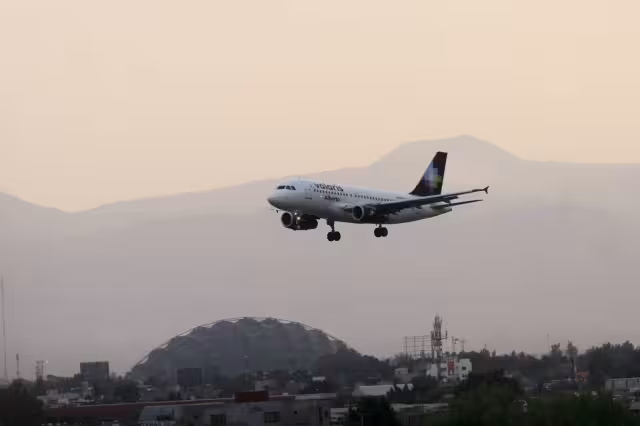 Avión de Volaris aterriza en el AICM