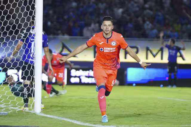 Ángel Romero empató el partido en el primer minuto del segundo tiempo