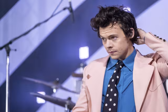 Harry Styles besa en la boca a Nick Kroll en el Festival de Cine de Venecia