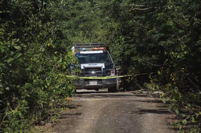 Elementos policiacos acordonaron la zona del hallazgo del cadáver en Cancún y avisaron a Servicios Periciales de la FGE Quintana Roo