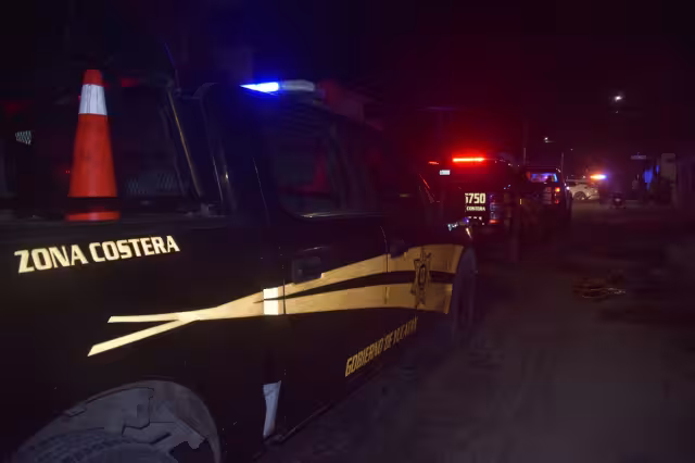 Uno de los hombres tuvo que recibir atención médica