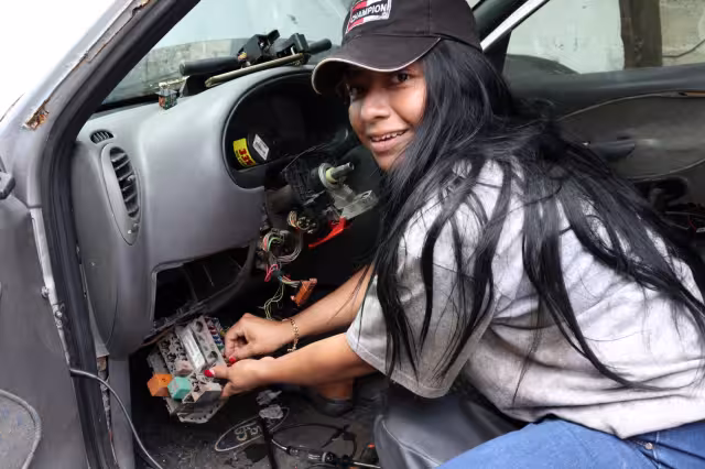 El taller fue creado junto a su esposo William Novelo y se encuentra ubicado en la colonia García Ginerés. Gracias a este trabajo puede estudiar la carrera de Derecho