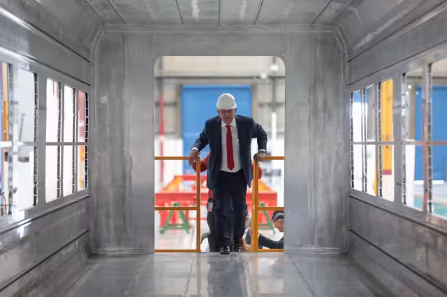AMLO visitó la planta de Ciudad Sahagún, donde se construyen los vagones para el Tren Maya. Foto: Twitter @lopezobrador_