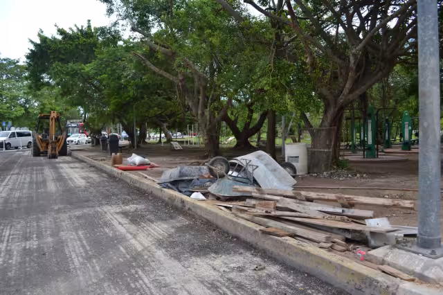 En algunos tramos es notorio que los trabajos están a la mitad y existe maquinaria que obstaculiza el paso