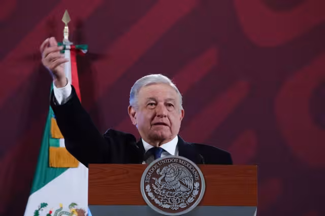 AMLO recordó que hay personas en Estados Unidos que quieren nombrar a los cárteles como terroristas para poder violar la soberanía nacional.
