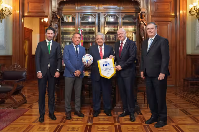 Infantino visitó Palacio Nacional donde fue recibido por AMLO y Emilio Azcárraga