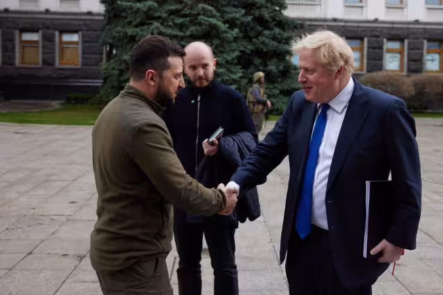 Boris Johnson yZelenski dialogaron y caminaron por Kiev como símbolo  de unidad entre Reino Unido y Ucrania