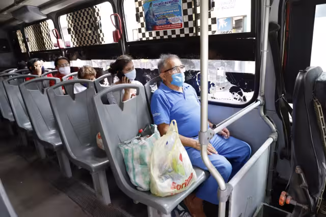 Las personas gastan hasta 55 horas al año en el transporte, lo que equivale a ver 37 películas