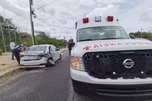 Uno de los choferes de taxi se negó a ser trasladado a un hospital en Playa del Carmen tras el choque, permaneciendo en el lugar