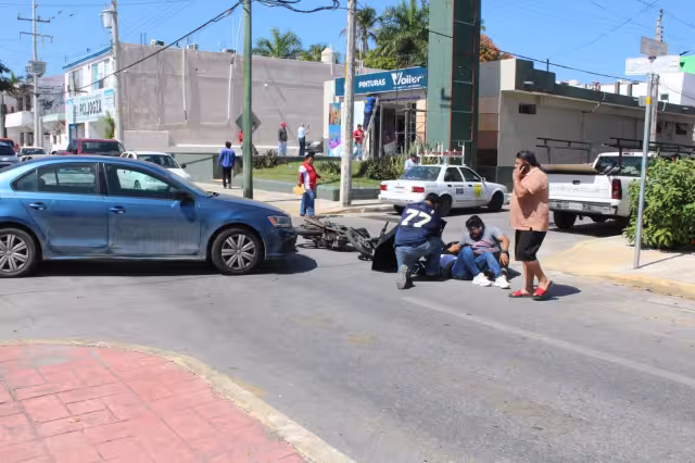 Ambos motociclistas presentaron heridas y golpes