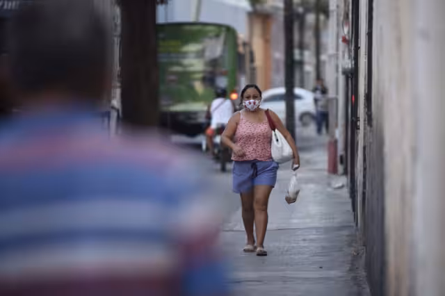 Las mujeres caminan con miedo por las calles de la Ciudad Blanca