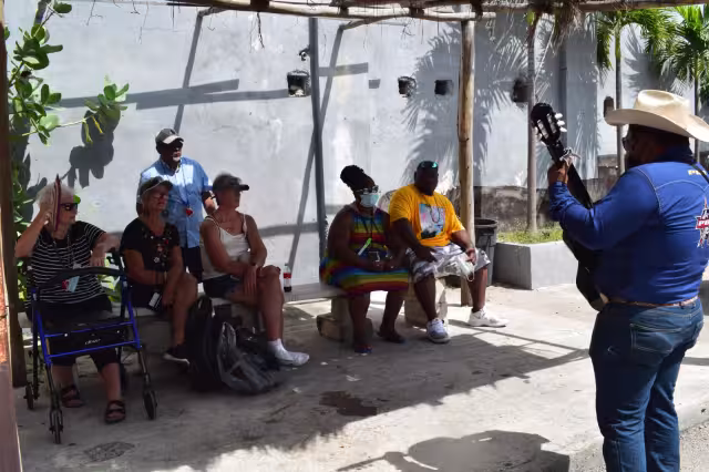 Una comida completa en los restaurantes del puerto puede costas hasta 50 dólares