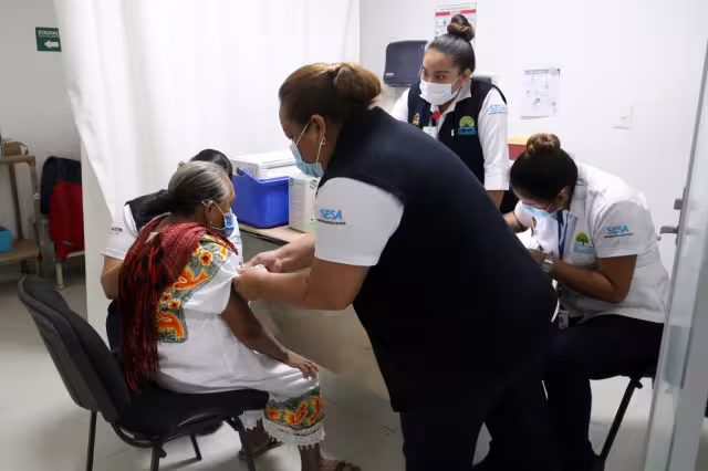 Tras recibir la vacuna, los abuelitos permanecieron en observación