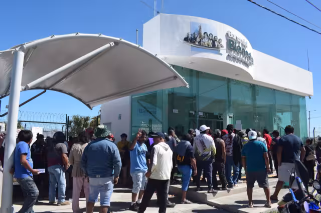 Los pescadores llegaron desde la noche del martes para hacer fila en el banco del Bienestar