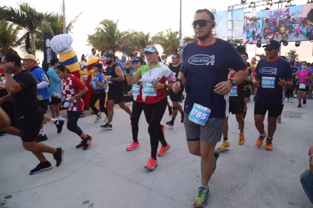 334 corredores tomaron parte en la distancia de los 42 kilómetros con 195 metros en forma individual