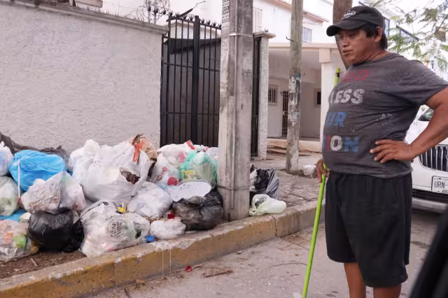 Mientras se resuelve el problema, se observan calles con basura