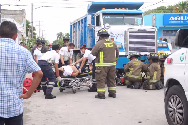 La mujer fue trasladada a un hospital para su atención médica