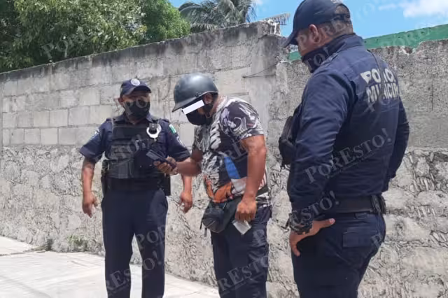 Elementos de la Policía de Cozumel trasladaron al mototaxista, quien se desempeñó como colega suyo hacia las instalaciones de Seguridad Pública de la ciudad