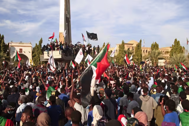 Miles de manifestantes en Sudán salieron a las calles para exigir un gobierno civil en un país controlado por el ejército