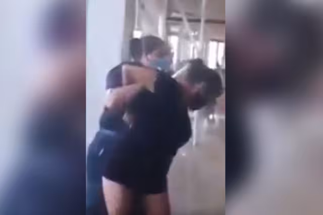 Los guardias de seguridad continuaron el enfrentamiento, agrediendo a todas las personas que se involucraban para defender a los afectados