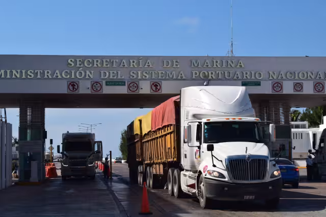 Los contenedores se encuentran retenidos en el muelle de Progreso