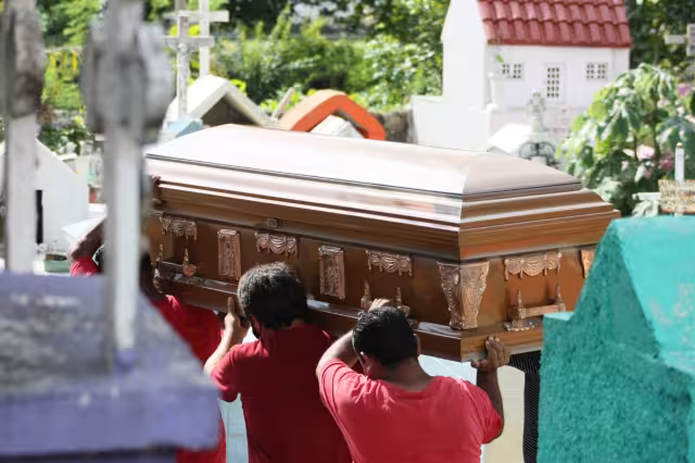 Un alto porcentaje de los decesos ocurrió en los adultos mayores de 64 años.