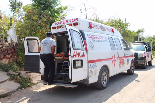 El abuelito fue trasladado a un hospital debido a que presentó heridas tras la caída