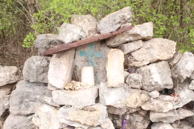 Con rituales, habitantes del interior de Yucatán demuestran su veneración por la Santa Cruz