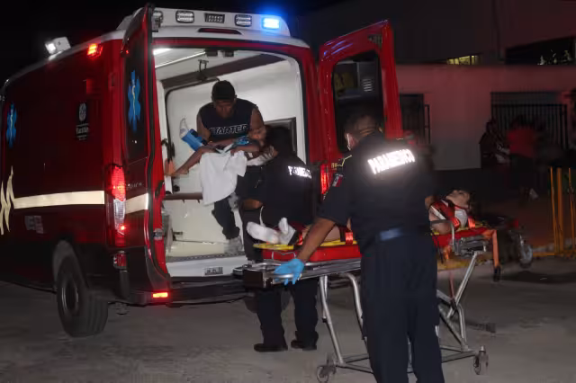 La guiadora salió ilesa, tras las volteretas y salida de la vía; sus familiares fueron llevados al Hospital San Carlos