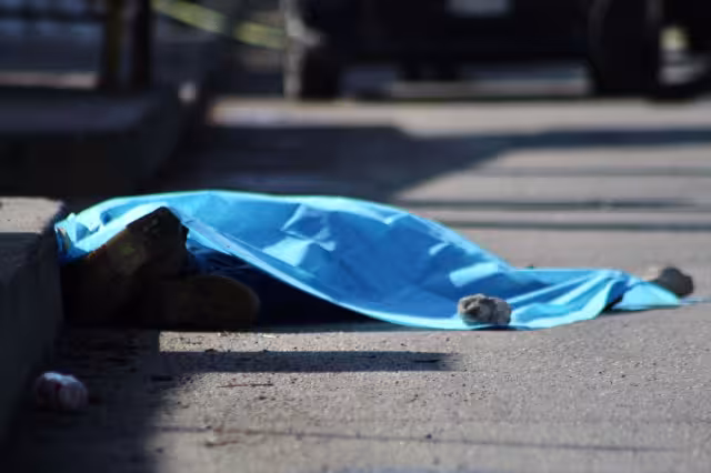 El hombre murió sobre la Avenida Tulum en Cancún, y su cadáver fue llevado a las instalaciones del Semefo